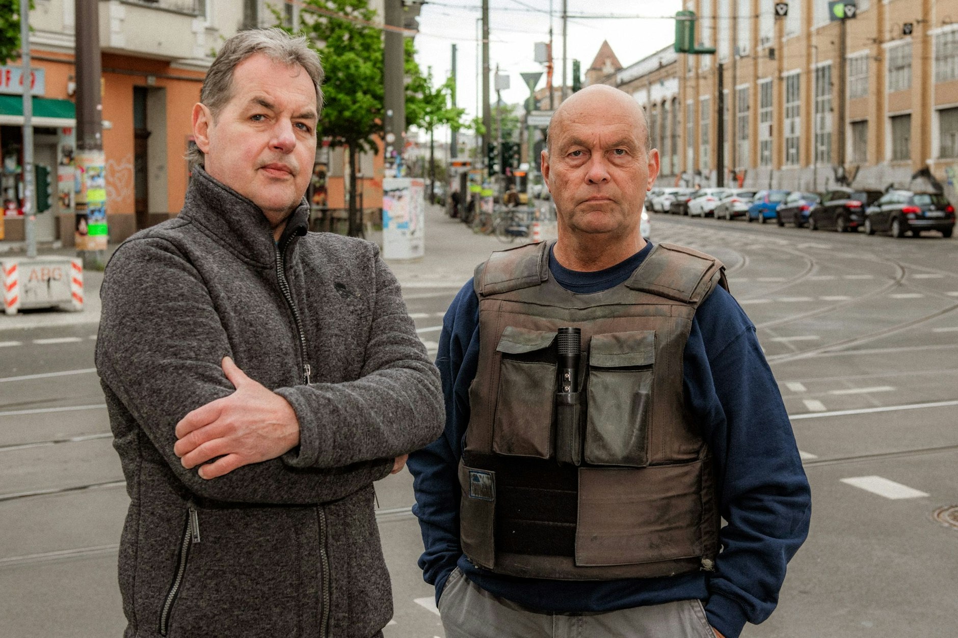 Für Gerichtsvollzieher Björn Ellendt (l.) und Schlosser Jörg Hermann ist jeder Einsatz potenziell gefährlich.