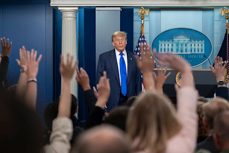 US-Präsident Donald Trump spricht während einer Pressekonferenz mit Journalisten.