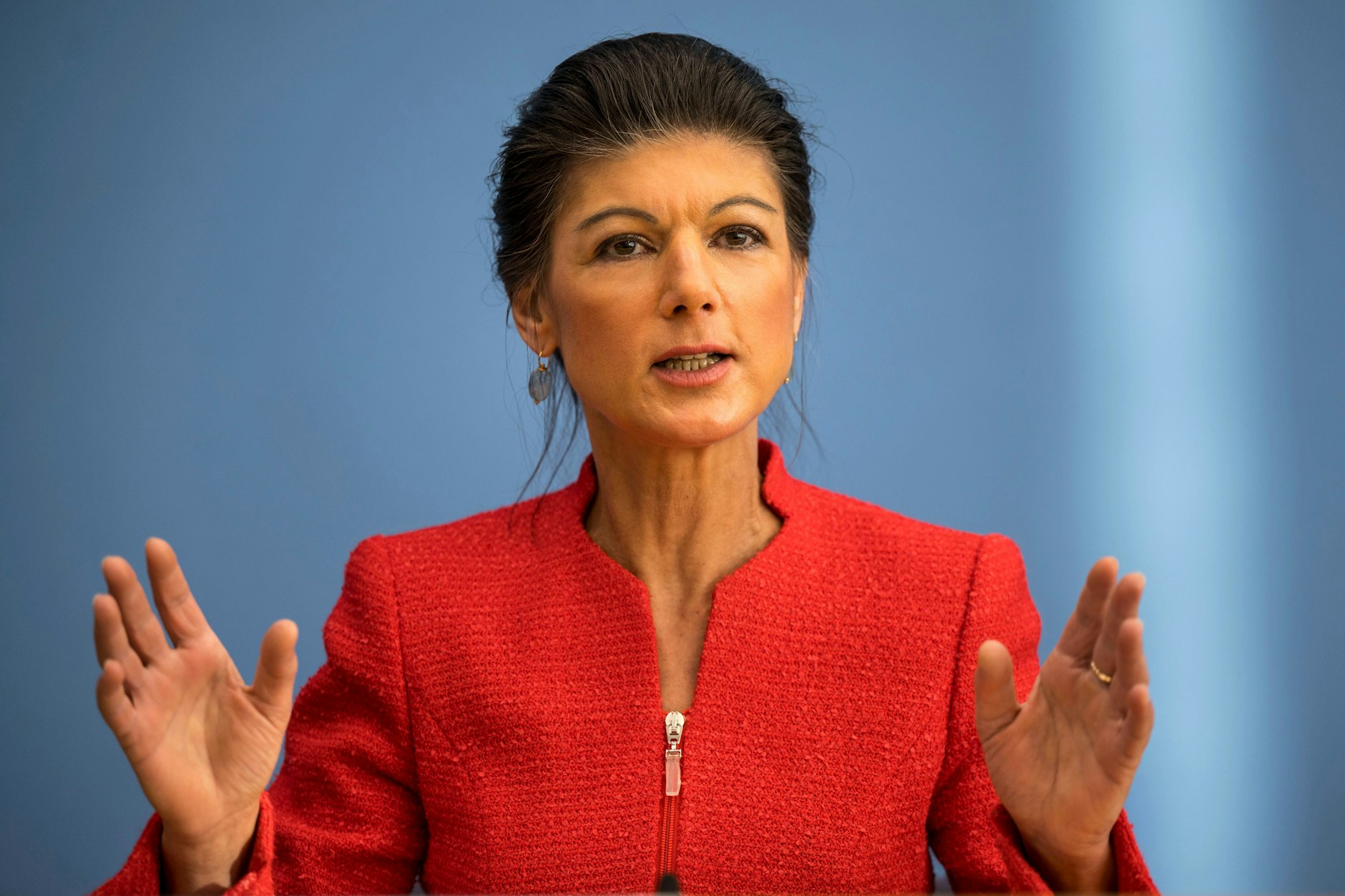 Sahra Wagenknecht (BSW) kritisiert die Einkommenslücke zwischen Ost und West scharf.