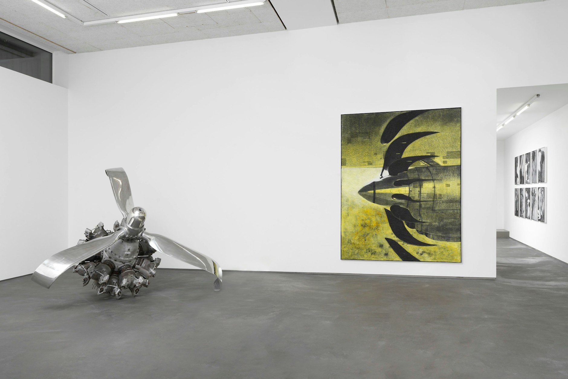 „Propel No. One“, Readymade eines Rosinenbomber-Propellers (l.) und Carbon-Wachsgemälde „Propel (Rolling Shutter)“