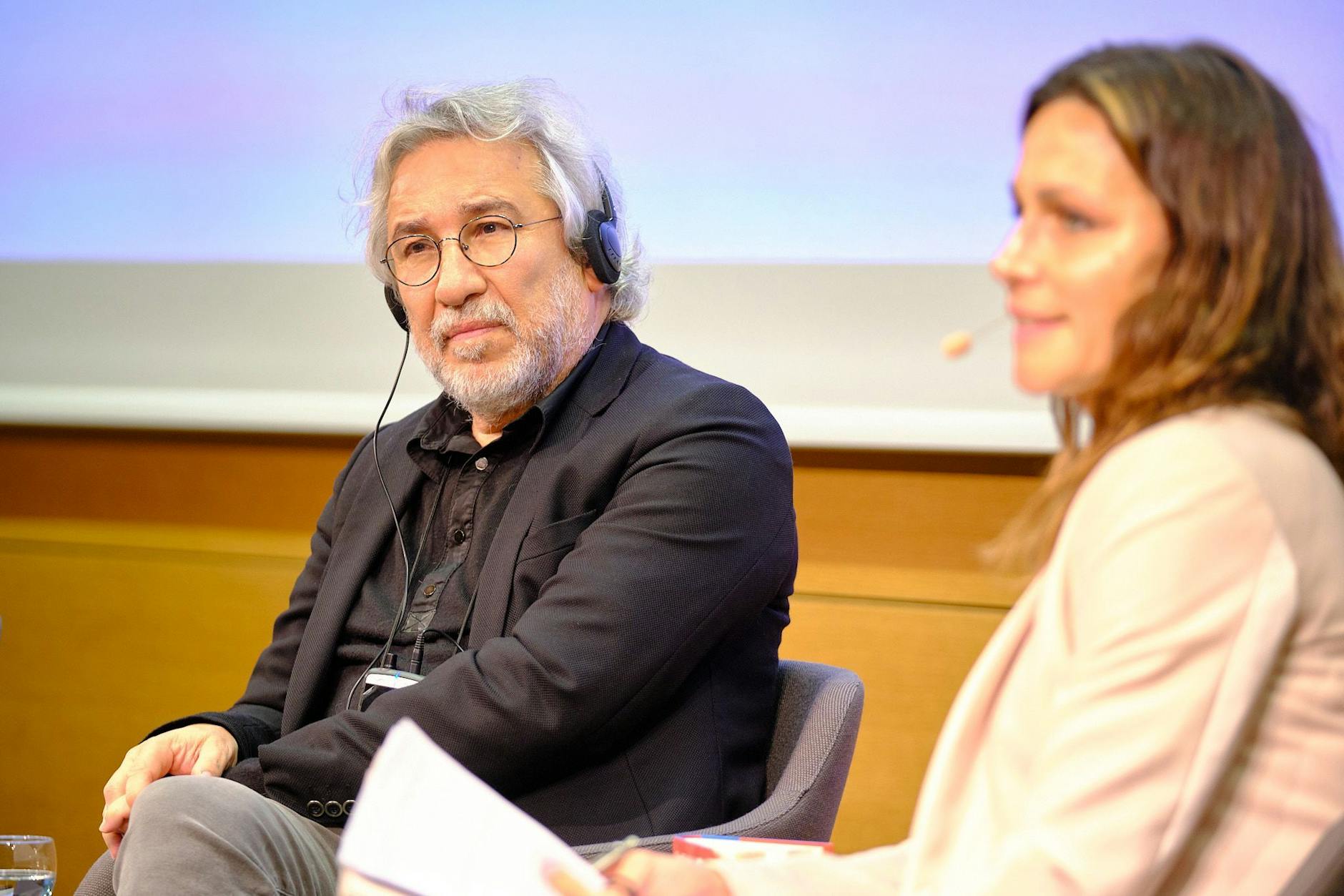 Der türkische Journalist und Schriftsteller Can Dündar und die Moderatorin Shila Behjat am Montagabend