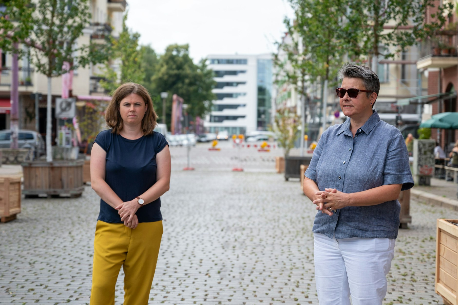 Herrmann & Herrmann, Friedrichshain-Kreuzberger Verhältnisse: Clara Herrmann (l.) und Monika Herrmann, zum Zeitpunkt des Fotos im Jahr 2020 noch Stadträtin beziehungsweise Bezirksbürgermeisterin.