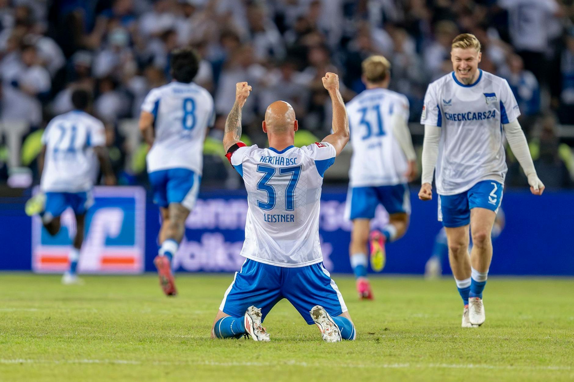 Herthas Toni Leistner jubelt nach dem Treffer zum 2:0 bei Hannover 96.