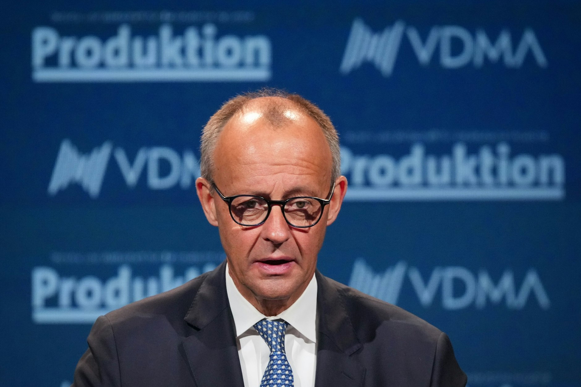 Bundeskanzler Friedrich Merz (CDU) verkündet die Einigung der schwarz-roten Koalition&nbsp; beim 15. Deutschen Maschinenbau-Gipfel des Verbandes VDMA.