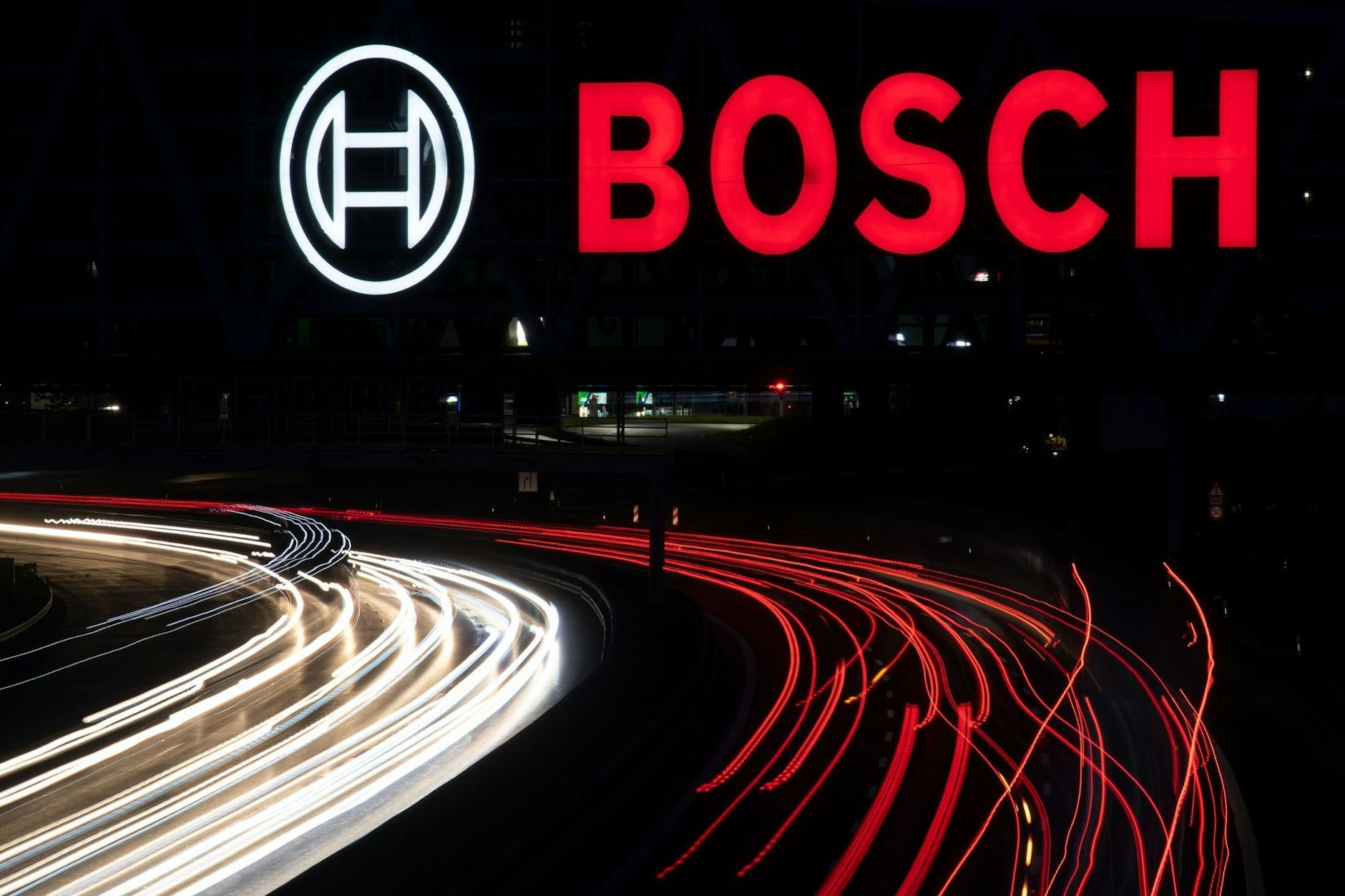 Bosch will bis 2030 jährlich 2,5 Milliarden Euro einsparen – auch beim Personal. Beim Autozulieferer summiert sich der weltweite Jobabbau dadurch mittlerweile auf 14.000 Stellen.