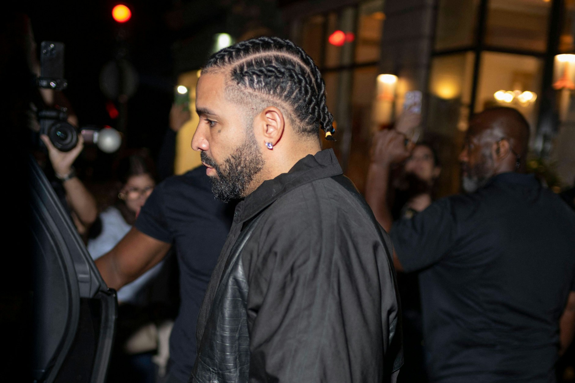 Drake vor einem Pariser Restaurant am 8. September 2025