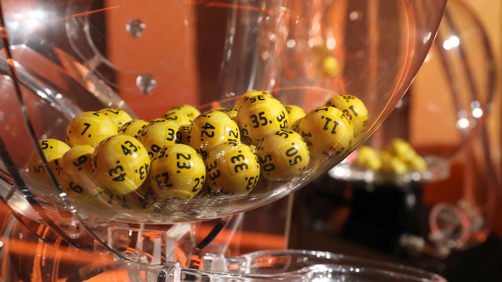 Am Dienstag und Freitag werden die Zahlen für den Eurojackpot gezogen.