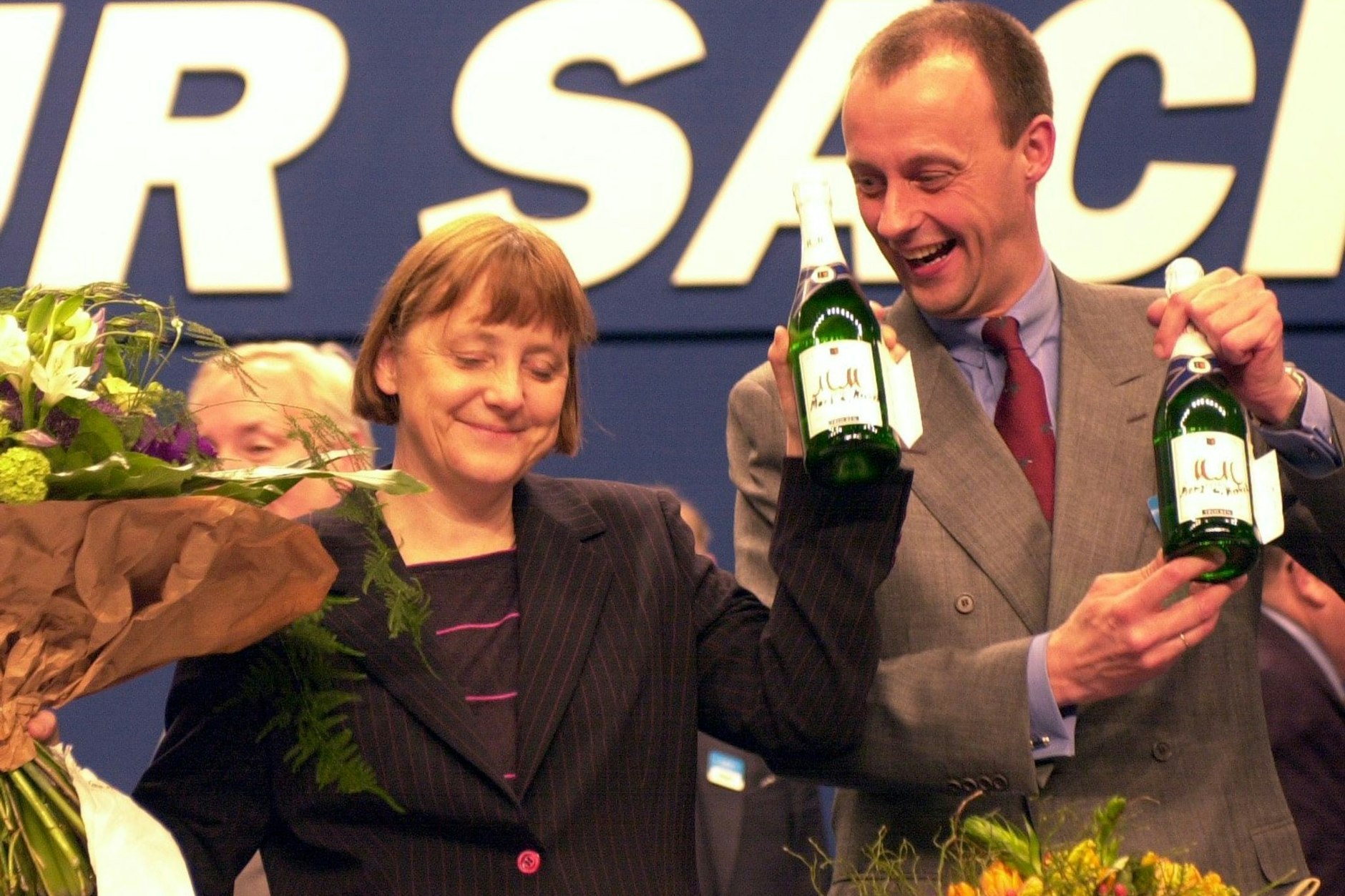 Im Jahr 2000 war vieles noch nicht vorherzusehen. Zum Beispiel nicht, dass diese beiden einmal Bundeskanzler sein würden. Hier: Friedrich Merz gratuliert Angela Merkel, nachdem sie im April 2000 zur neuen CDU-Vorsitzenden gewählt wurde.