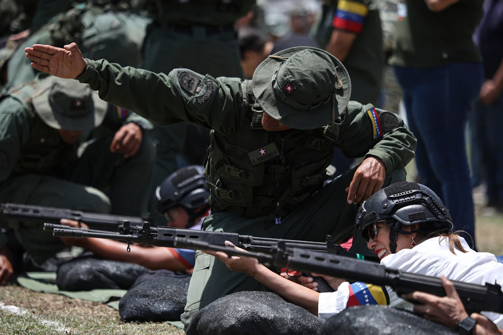 US-Kriegsschiffe positionieren sich für Angriff auf Venezuela, russisches Militärflugzeug in Caracas gelandet