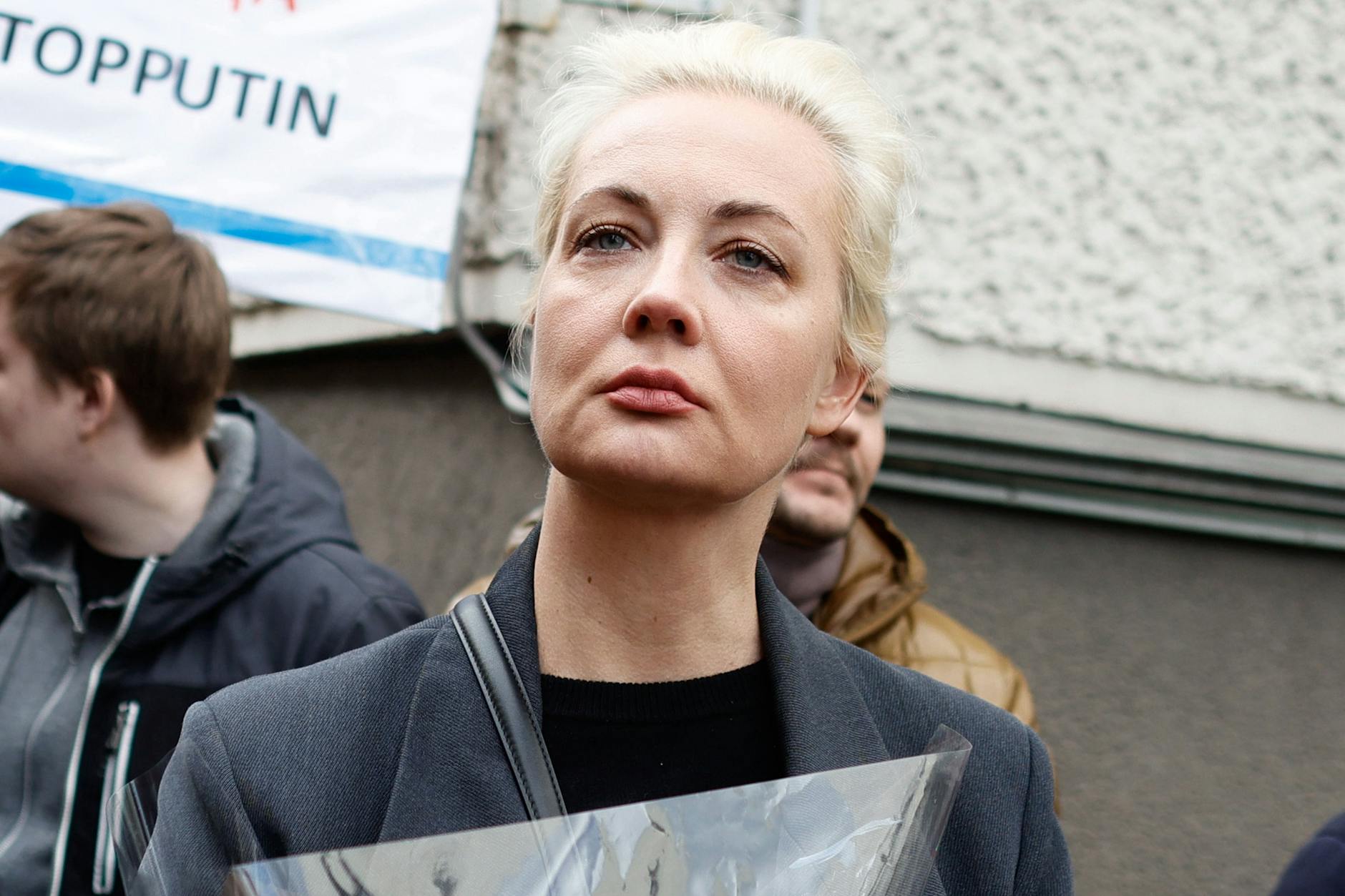 März 2024: Julia Nawalnaja, Witwe von Alexej Nawalny, steht in einer Warteschlange vor der russischen Botschaft, um ihre Stimme für die Präsidentschaftswahl abzugeben.