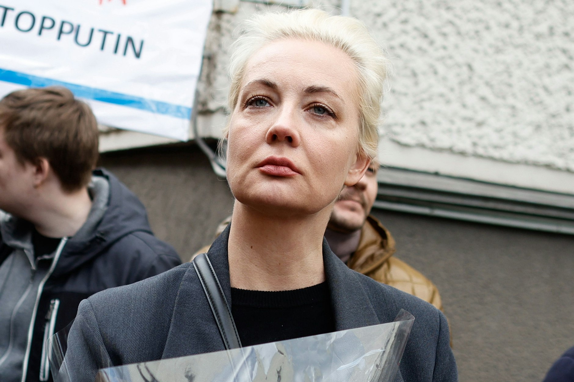 März 2024: Julia Nawalnaja, Witwe von Alexej Nawalny, steht in einer Warteschlange vor der russischen Botschaft, um ihre Stimme für die Präsidentschaftswahl abzugeben.