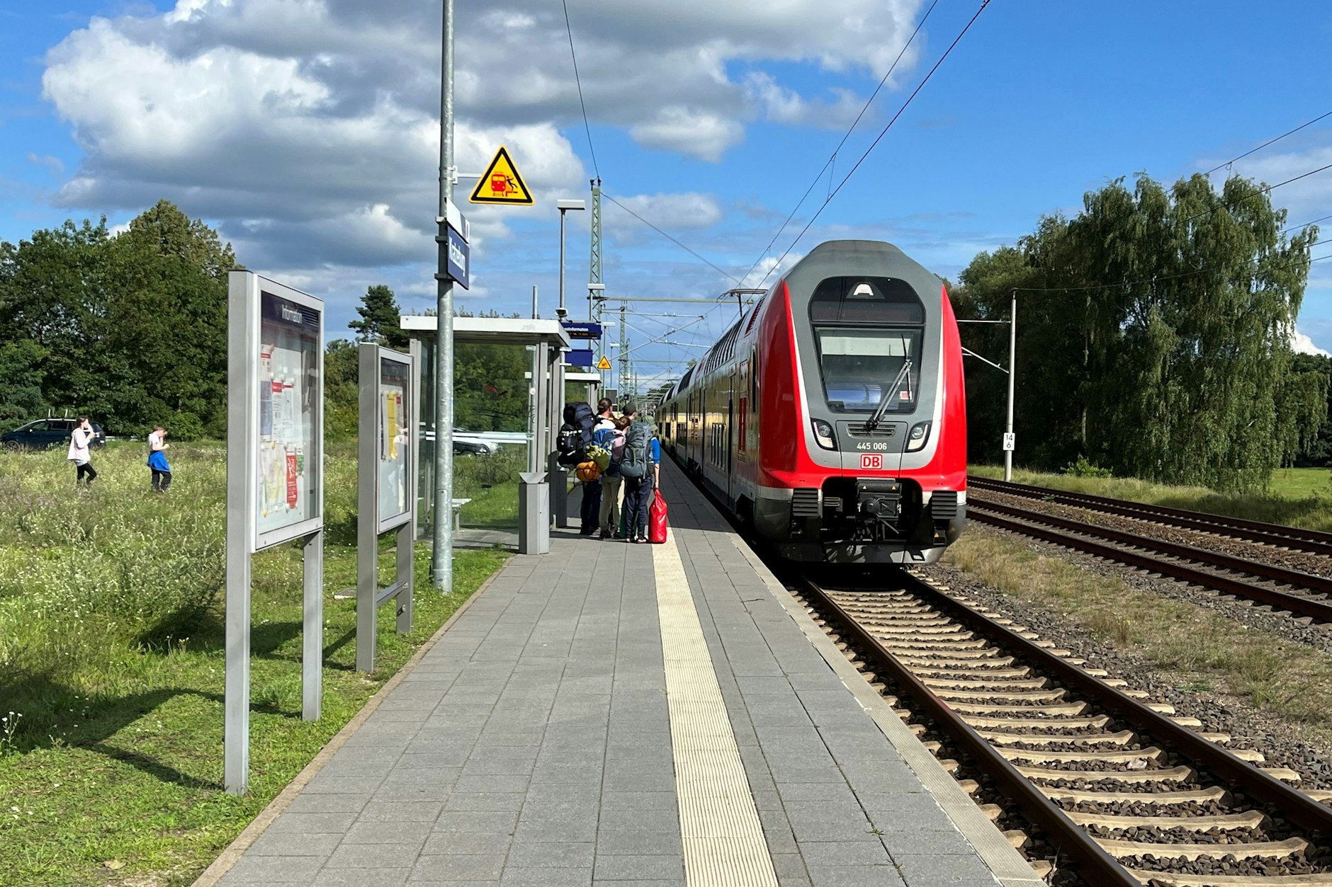 Mit dem Deutschlandticket in den Müritz-Nationalpark: Ein Regionalexpress der Linie RE5 aus Berlin hält im Bahnhof Kratzeburg. Das Stammkundenangebot eröffnet viele Fahrmöglichkeiten.