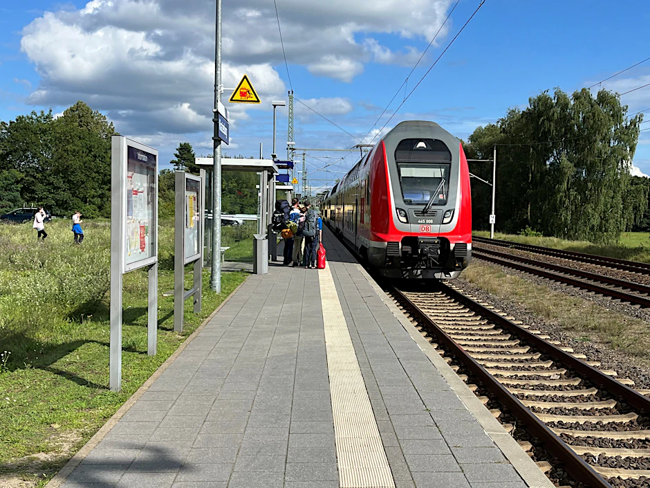 Mit dem Deutschlandticket in den Müritz-Nationalpark: Ein Regionalexpress der Linie RE5 aus Berlin hält im Bahnhof Kratzeburg. Das Stammkundenangebot eröffnet viele Fahrmöglichkeiten.