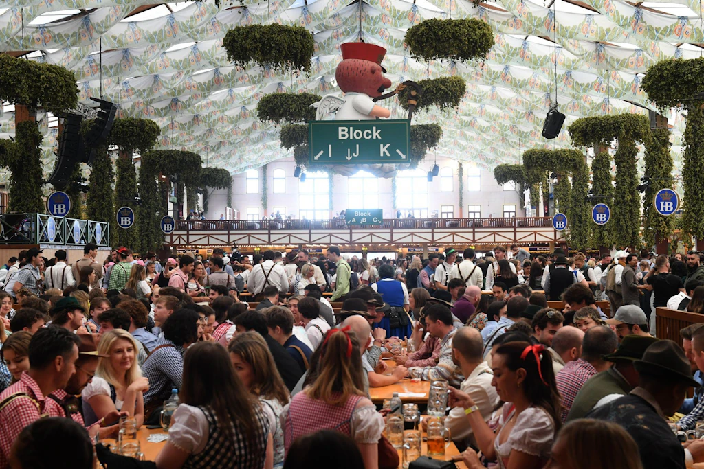 Gäste feiern im Hofbräuzelt auf der Theresienwiese.