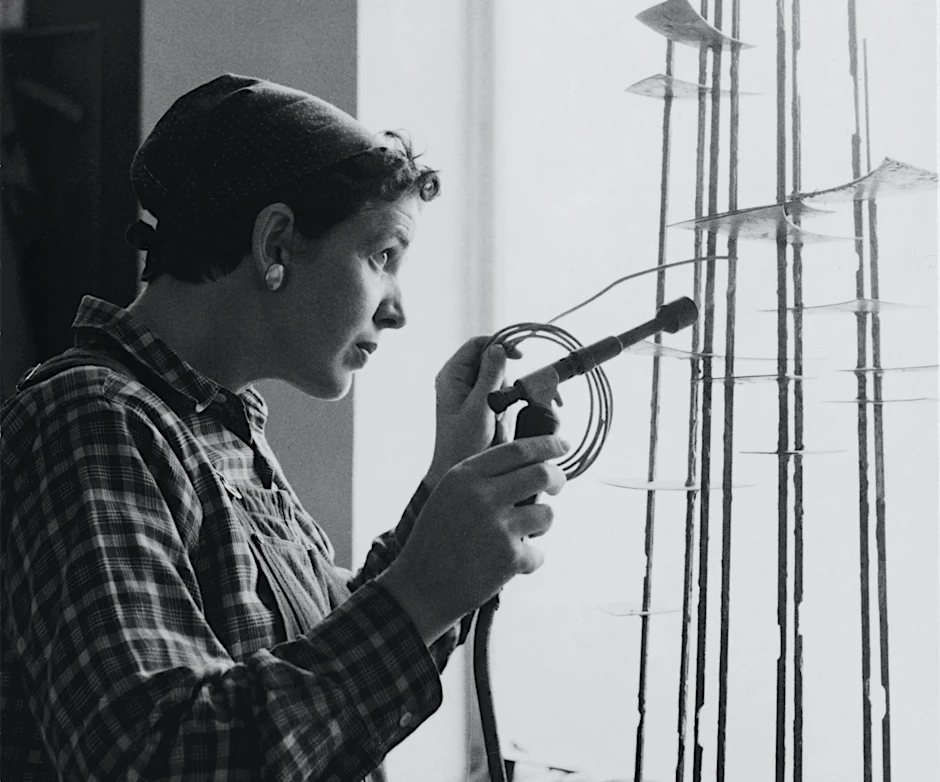 Brigitte Meier-Denninghoff bei der Arbeit an Metall für eine Ausstellung in München 1957