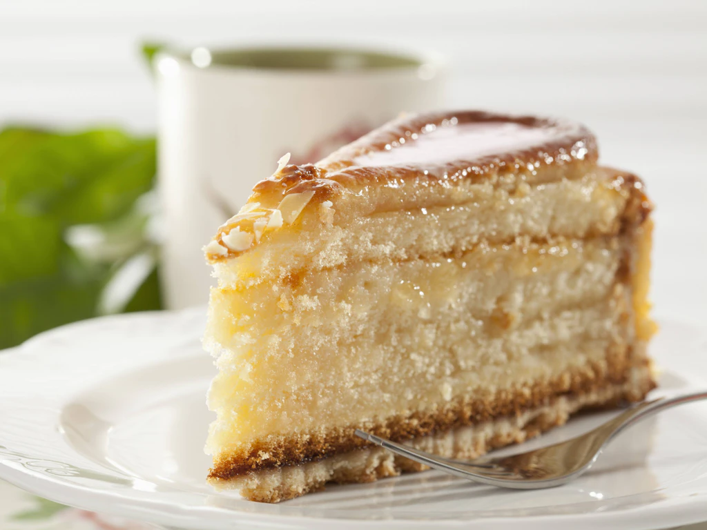 Zum Kaffee schmeckt die Mailänder Makronentorte aus „Das große Backen“ einfach wunderbar. Das Rezept ist auch unter dem Namen Mailänder Torte bekannt.
