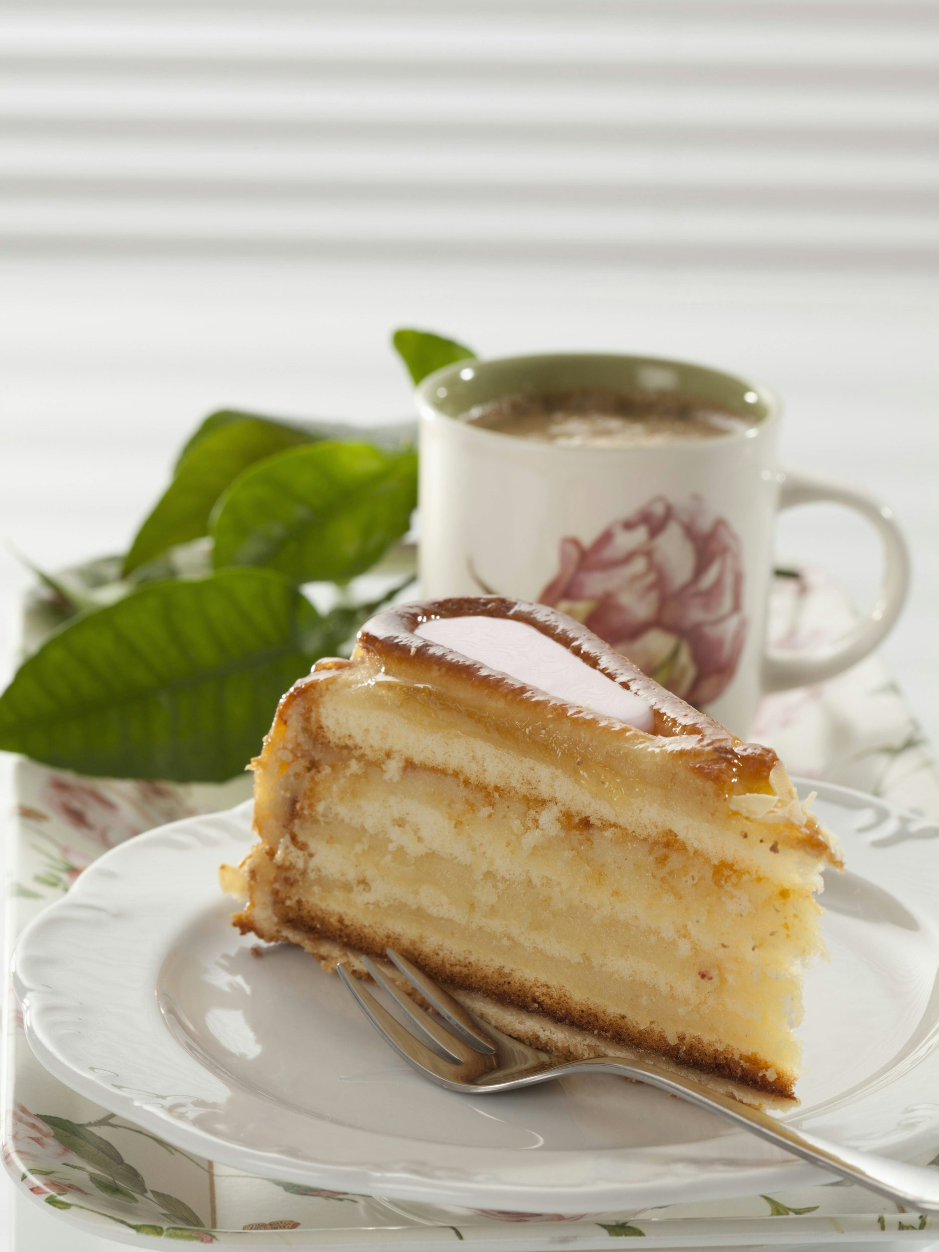 Sieht kompliziert aus, braucht aber nur etwas Geduld und Liebe: Mailänder Makronentorte aus „Das große Backen“. Probieren Sie unser Rezept mal aus!
