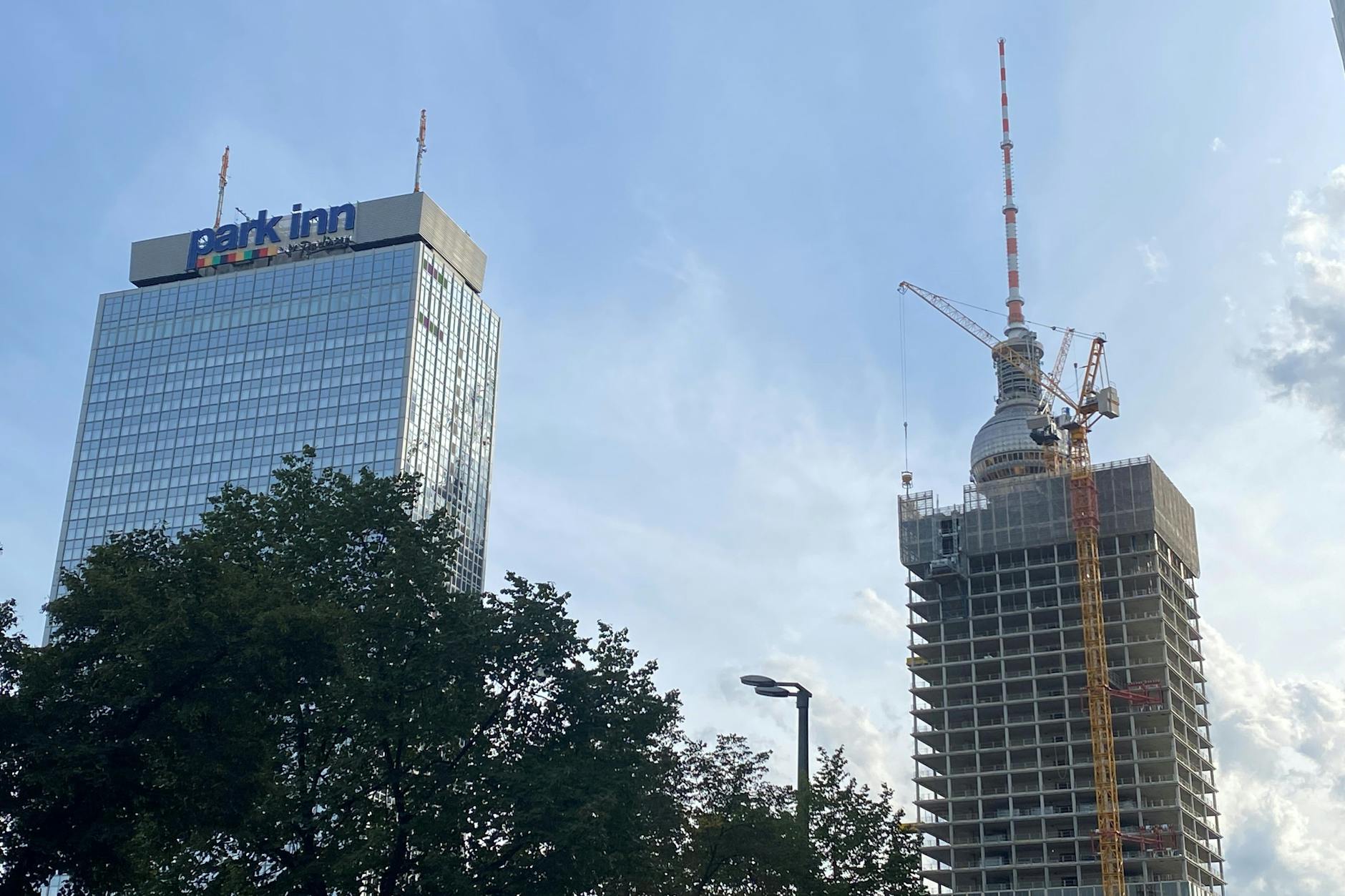 Noch sieht man den Fernsehturm, Sicht von der Kreuzung Karl-Liebknecht-/Memhardtstraße im September.