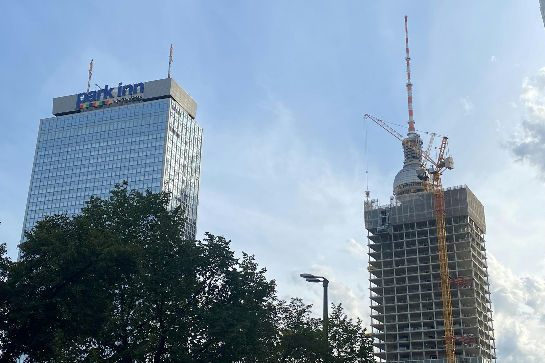 Noch sieht man den Fernsehturm, Sicht von der Kreuzung Karl-Liebknecht-/Memhardtstraße im September.