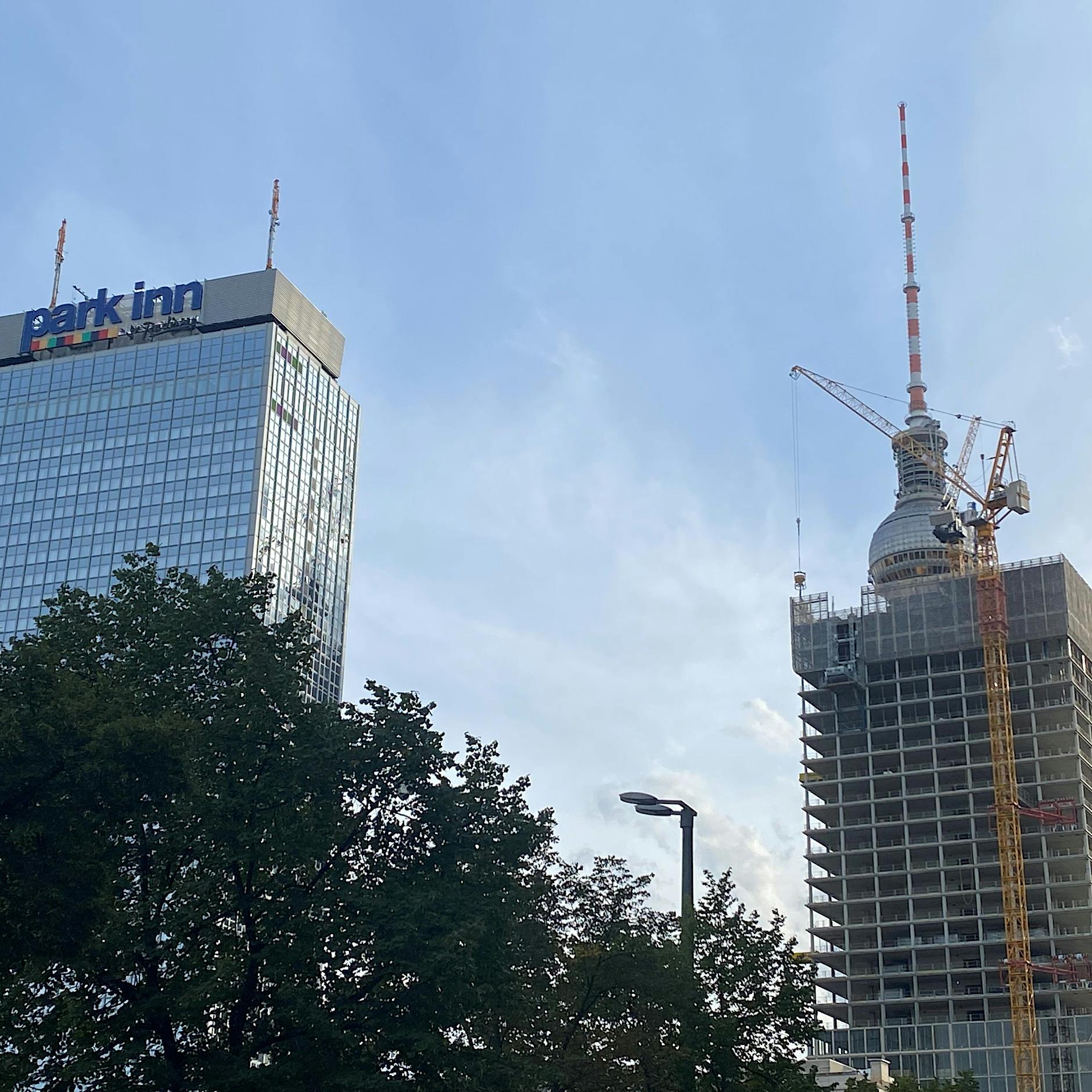 Viel höher als geplant: Neues Hochhaus am Alexanderplatz „schluckt“ Berliner Fernsehturm