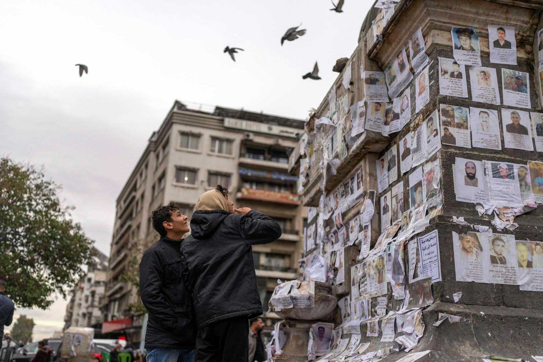 Junge Männer betrachten Porträts von Vermissten, die laut ihren Familien vom Sicherheitsapparat des gestürzten Präsidenten Assad entführt wurden. Keine Zeit, um über Wahlen nachzudenken.