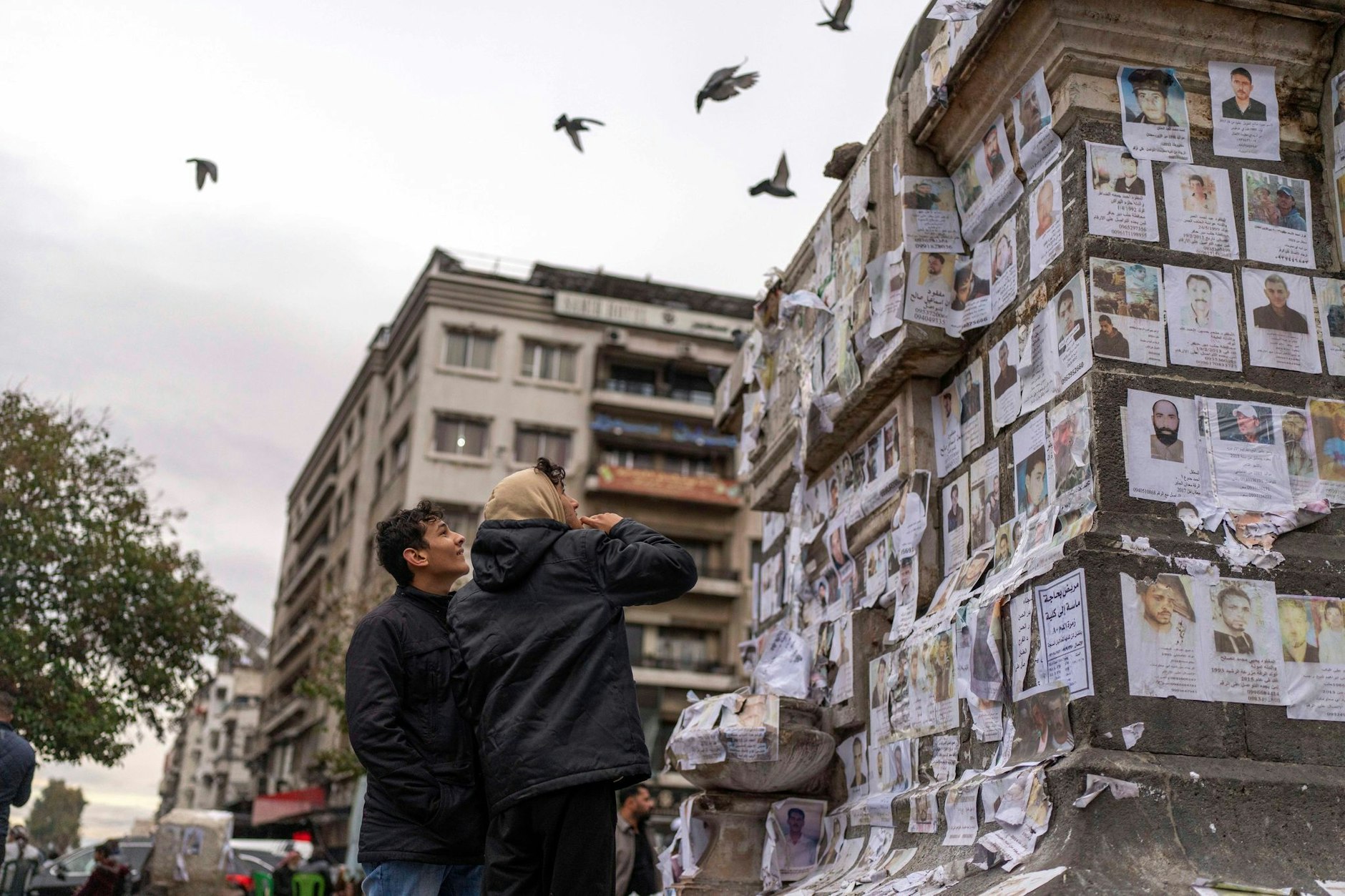 Junge Männer betrachten Porträts von Vermissten, die laut ihren Familien vom Sicherheitsapparat des gestürzten Präsidenten Assad entführt wurden. Keine Zeit, um über Wahlen nachzudenken.