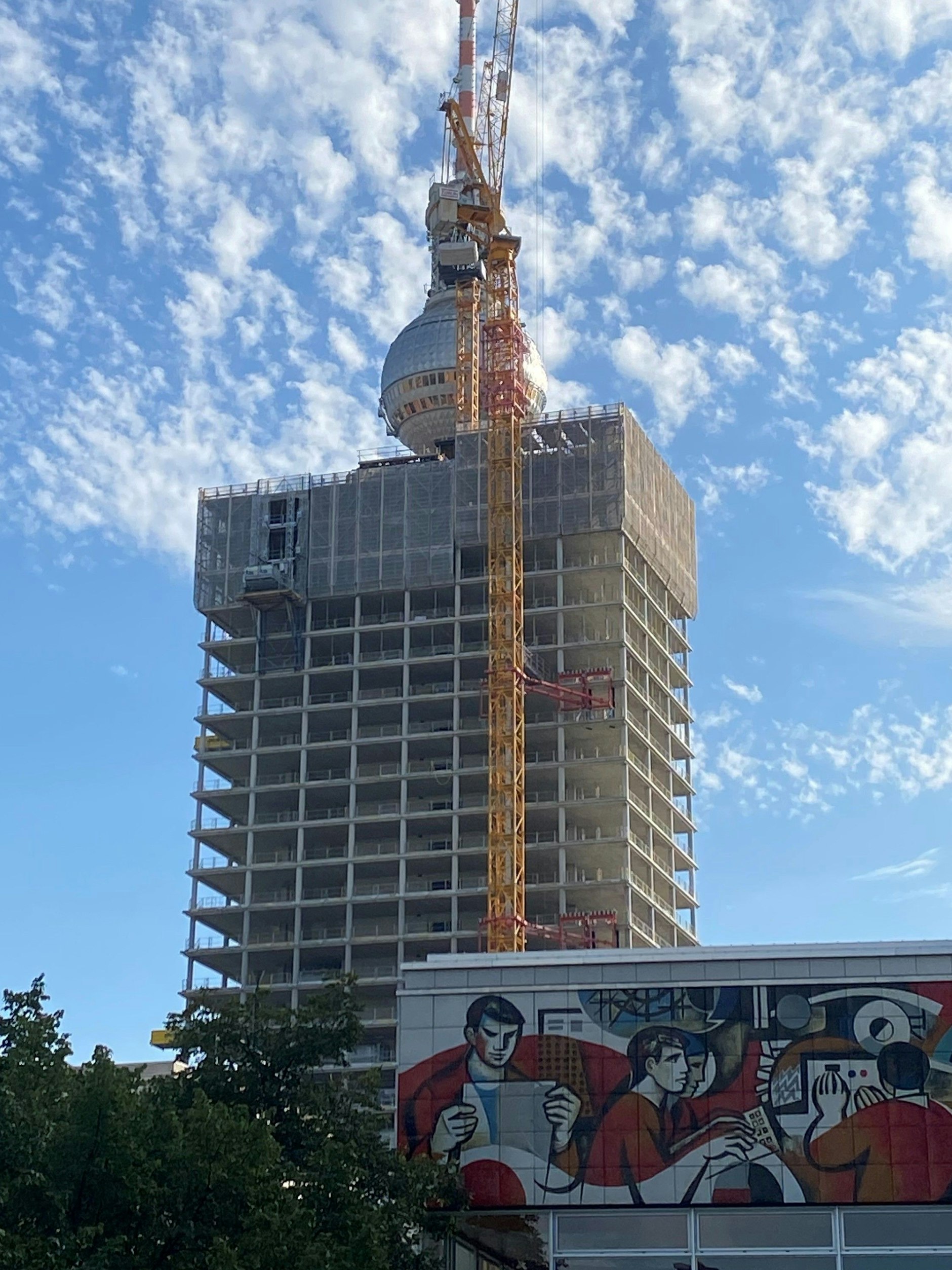 Aufgenommen am 12. August 2025: Das Hochhaus hat den Fernsehturm bis zur Kugel „verschluckt“.