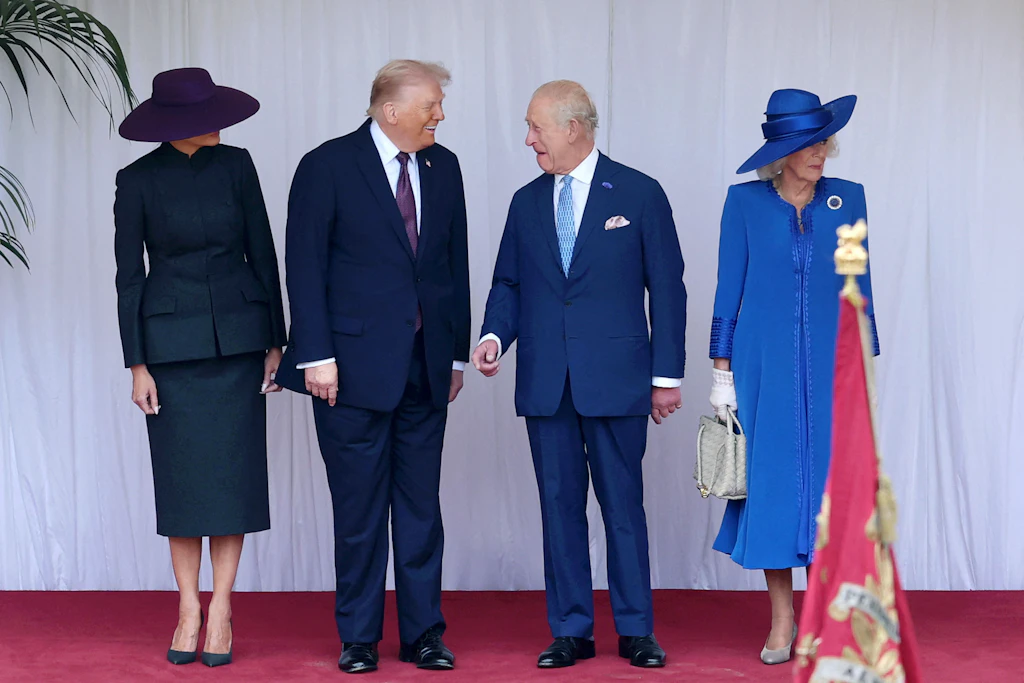 US-First Lady Melania Trump, US-Präsident Donald Trump, der britische König Charles III. und die britische Königin Camilla während einer feierlichen Begrüßung im Viereck von Schloss Windsor.