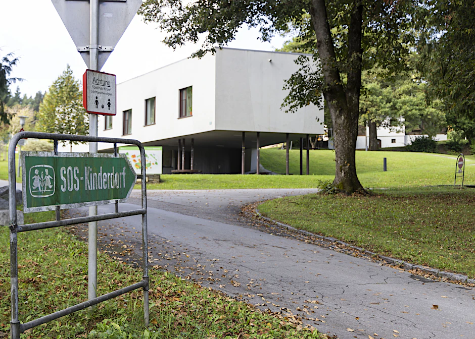 Die Einfahrt zum SOS-Kinderdorf Moosburg.