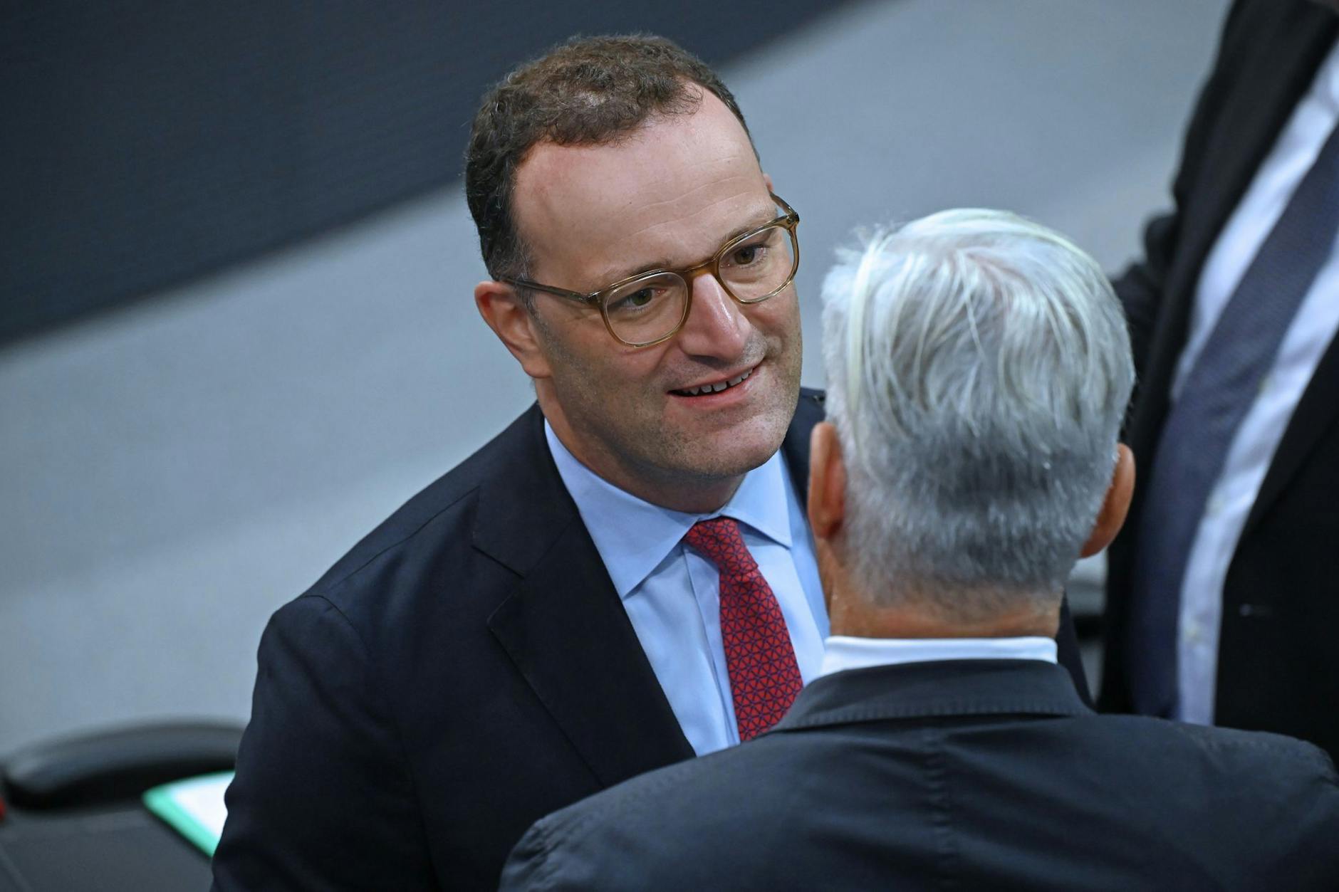 Jens Spahn, Vorsitzender der CDU/CSU-Bundestagsfraktion, kommt am 12. September 2025 zu einer Sitzung des Bundestages.