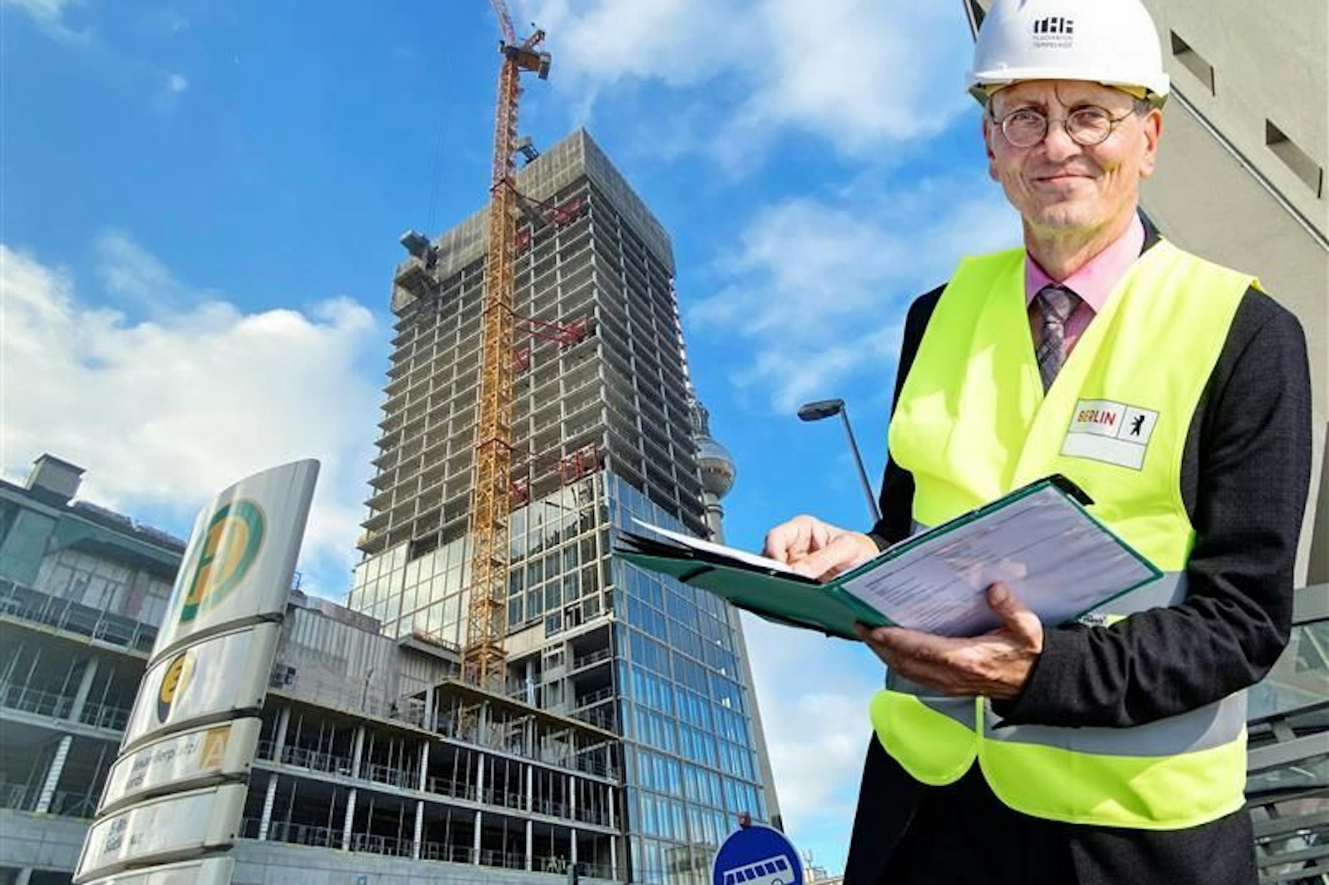Der Hochhaus-Bau am Alex verschlingt den Fernsehturm: Am „Verschwinden“ des Berliner Wahrzeichens ist Bausenator Christian Gaebler nicht ganz unschuldig. Denn der Wolkenkratzer wird 12 Meter höher als geplant.