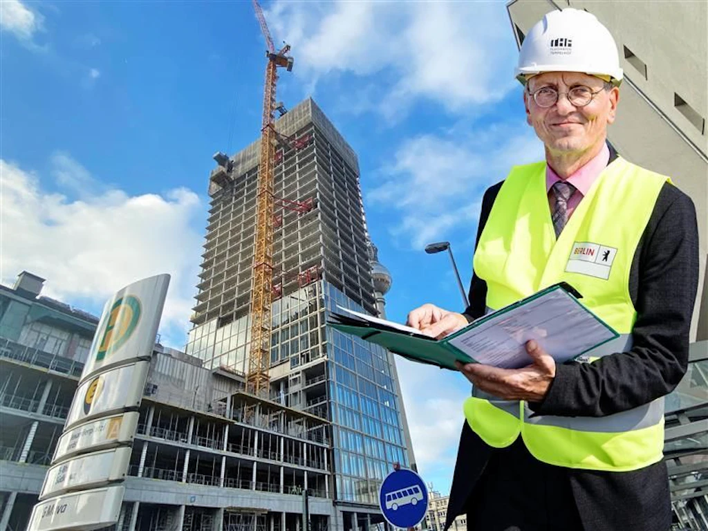 Nur noch drei Stockwerke, dann ist der Berliner Fernsehturm weg!