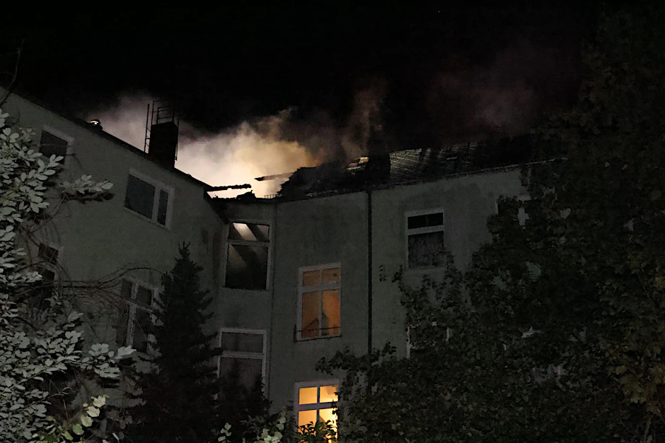 In einem Dachstuhl in Schöneberg brach ein Feuer aus.