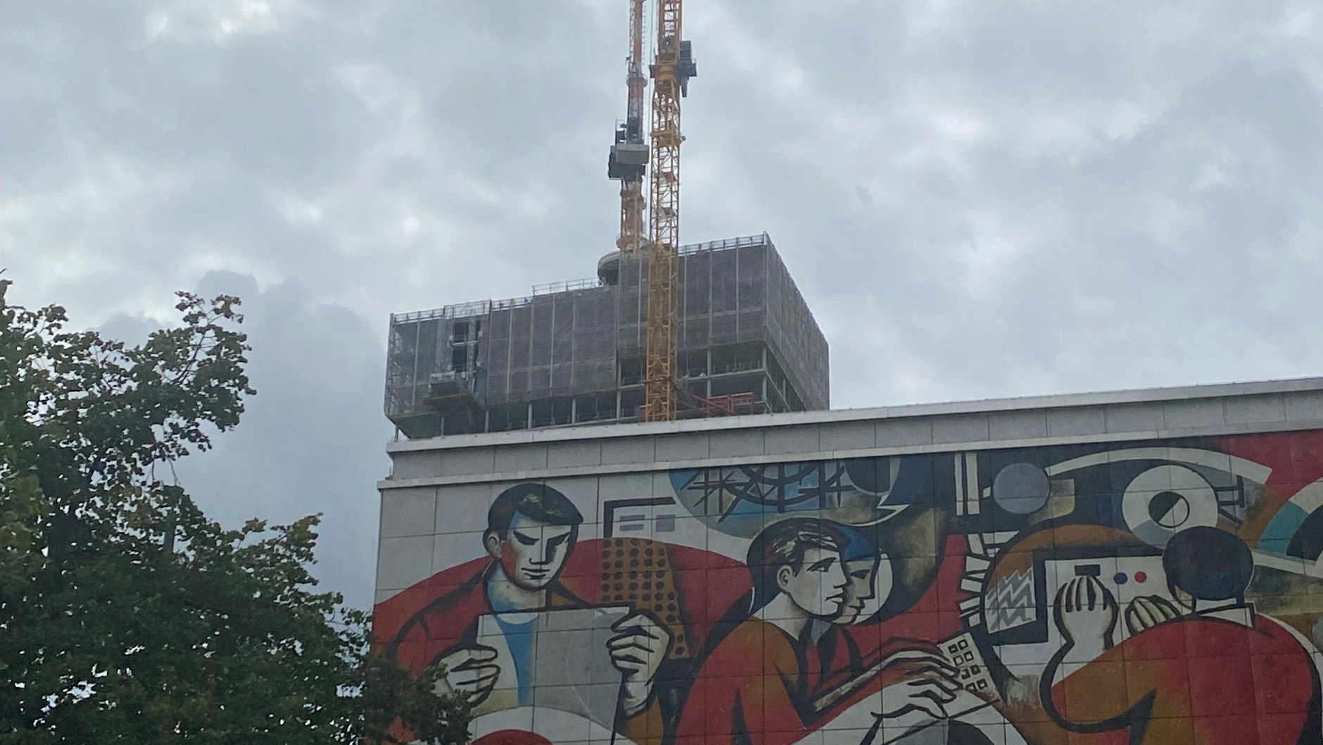 Am 17. September 2025 vor dem Pressecafé an der Karl-Liebknecht-Straße aufgenommen: Noch drei Etagen für das Hochhaus an der Galeria am Alex&nbsp; (gerade 134 Meter hoch) – und dann ist auch die Fernsehturmspitze weg.