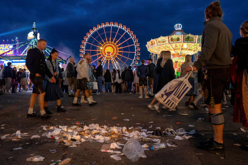 Zwischen Feiernden auf der Wiesn bleibt oft Müll zurück.