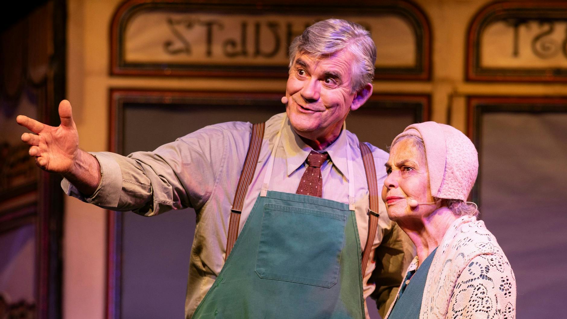 Dirk Schoedon und Regina Lemnitz im Musical „Cabaret“ im Tipi am Kanzleramt. Er spielt den jüdischen Obsthändler Herr Schultz, sie ist die Pensionswirtin Fräulein Schneider.