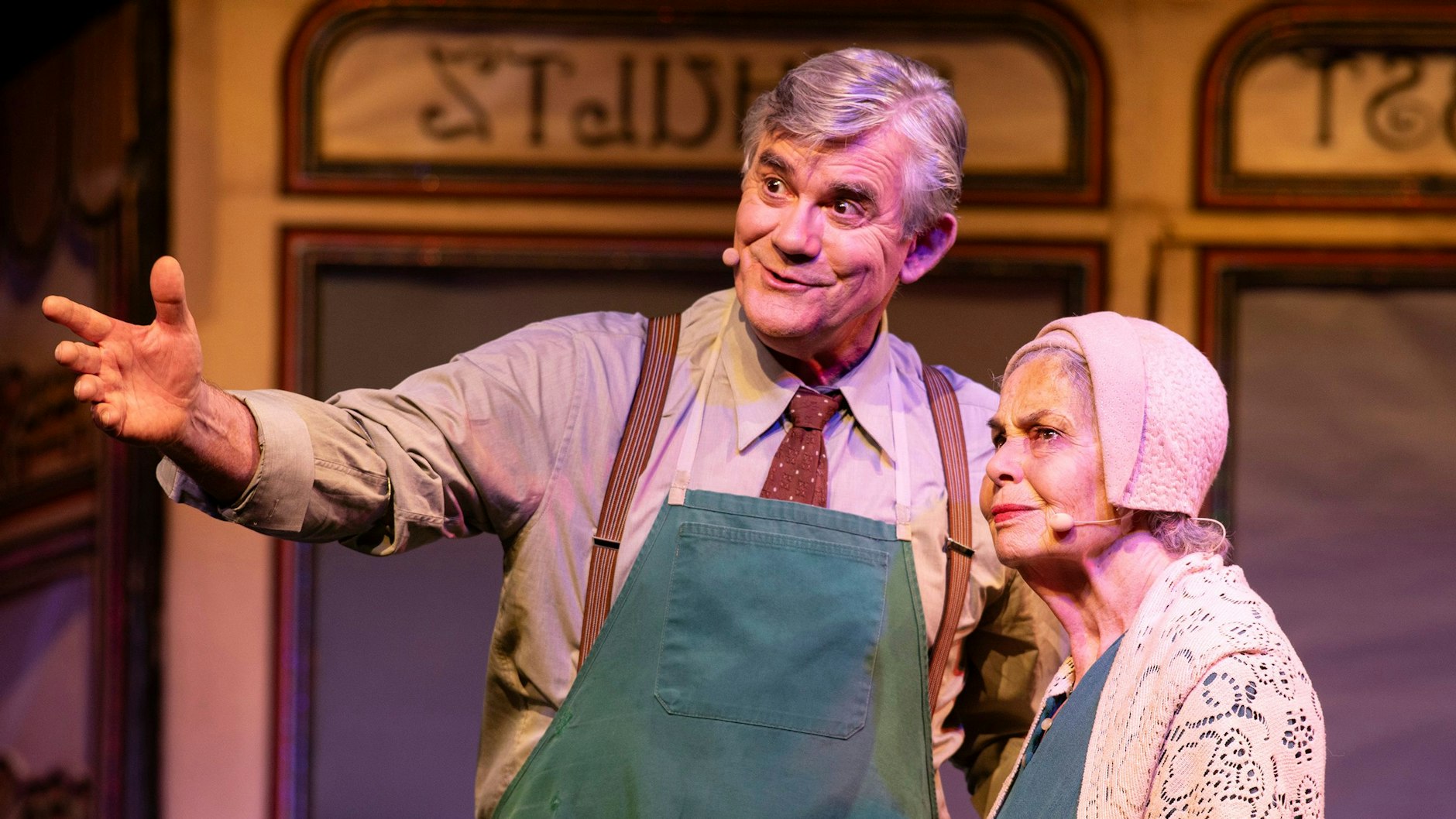 Dirk Schoedon und Regina Lemnitz im Musical „Cabaret“ im Tipi am Kanzleramt. Er spielt den jüdischen Obsthändler Herr Schultz, sie ist die Pensionswirtin Fräulein Schneider.