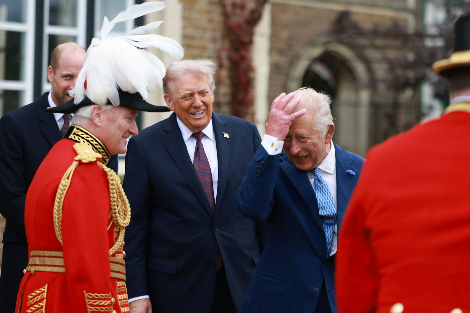 Windsor: US-Präsident Donald Trump (l) und König Charles III. passieren bestens gelaunt die Ehrengarde.