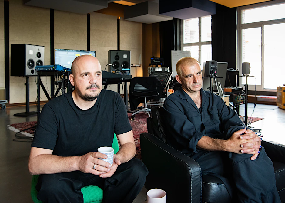 Gernot Bronsert und Sebastian Szary alias Modeselektor in ihrem neuen Studio im Norden Berlins