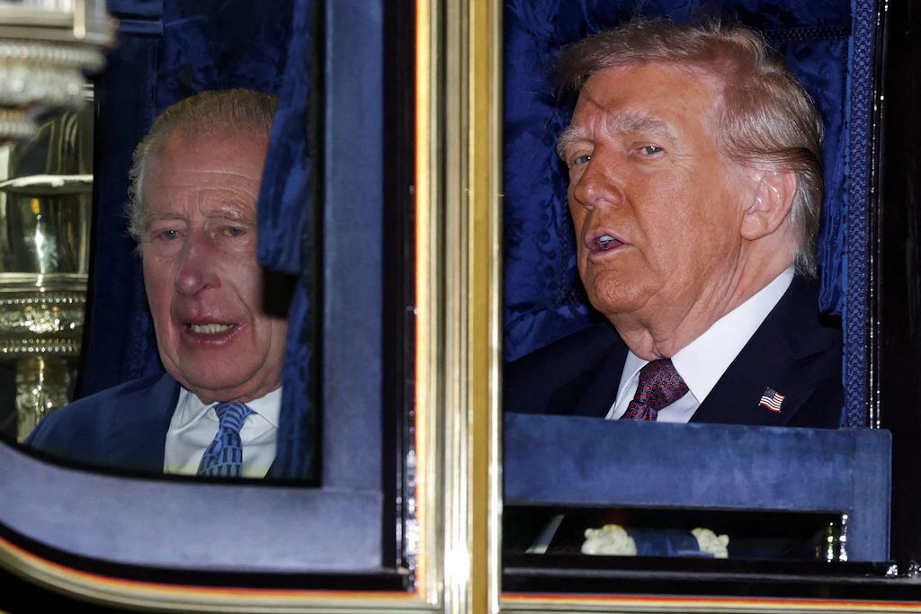 Der britische König Charles III. und US-Präsident Donald Trump reisen während einer Pferdeprozession in der irischen Staatskutsche zum Schloss Windsor.