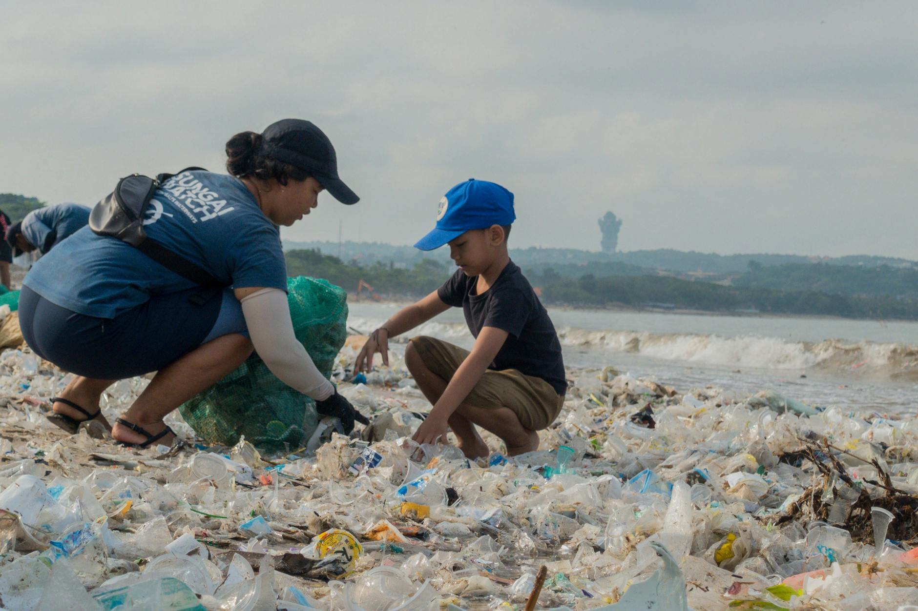 Strandreinigung am Kedonganan Beach auf Bali