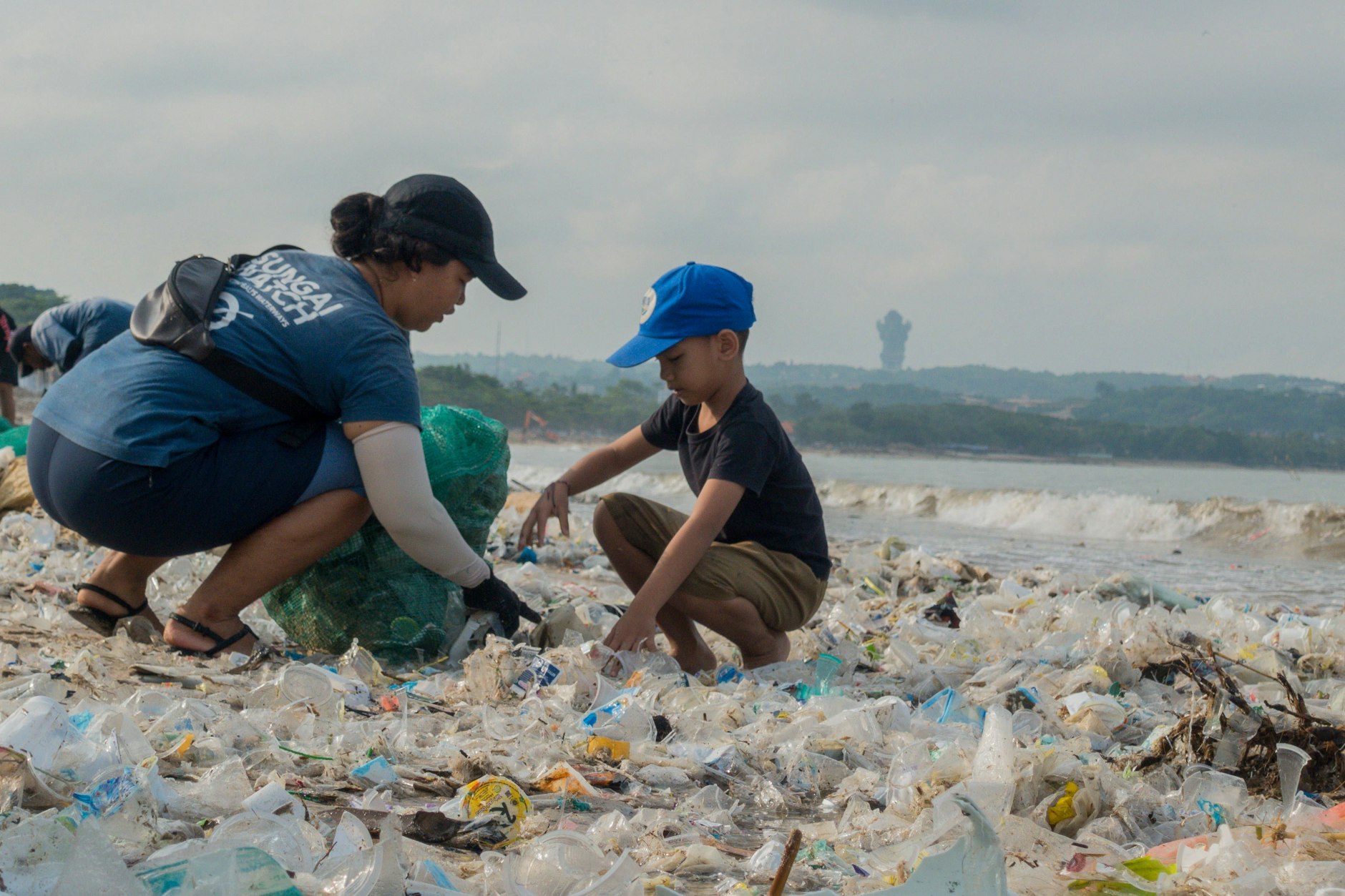 Strandreinigung am Kedonganan Beach auf Bali