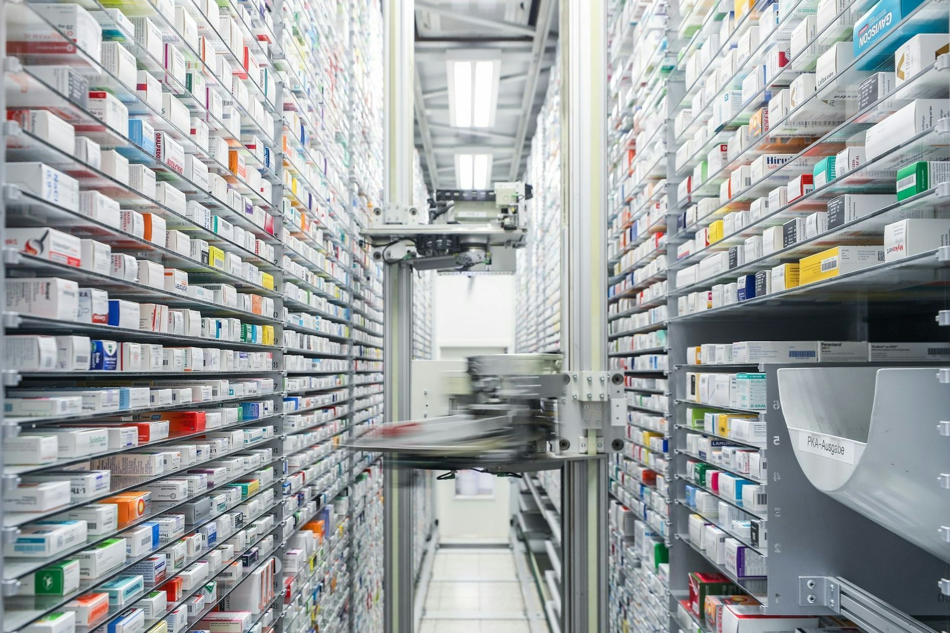 Blick in das automatisierte Medikamentenlager einer Apotheke.
