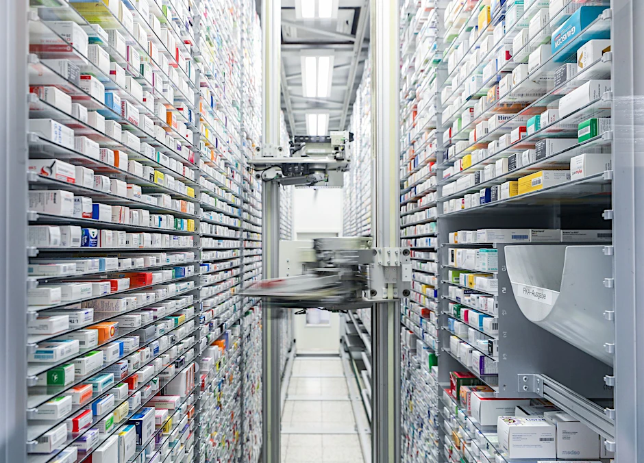 Blick in das automatisierte Medikamentenlager einer Apotheke.