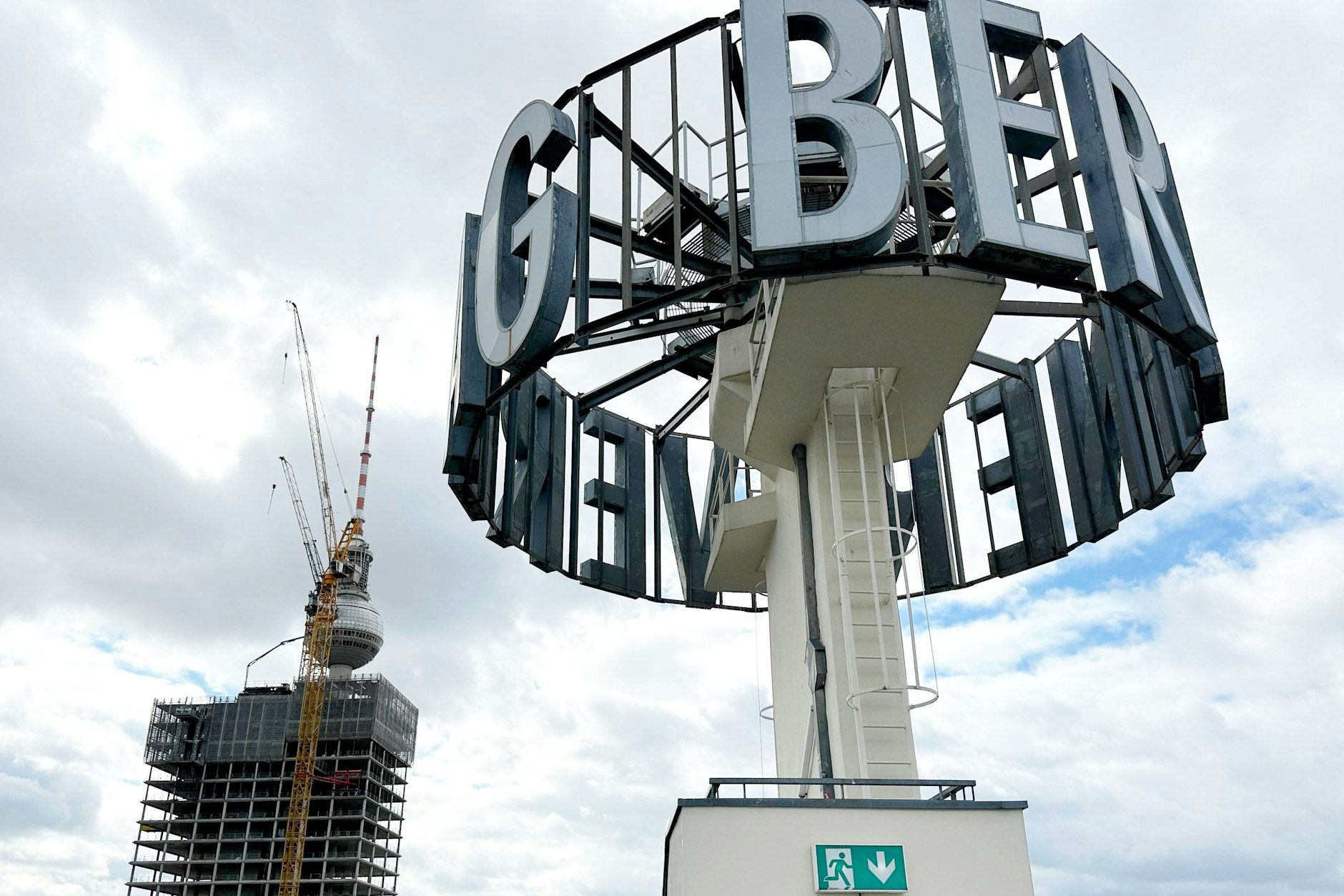 Wird nun doch noch höher als geplant: Ein neuer Wolkenkratzer am Alexanderplatz.