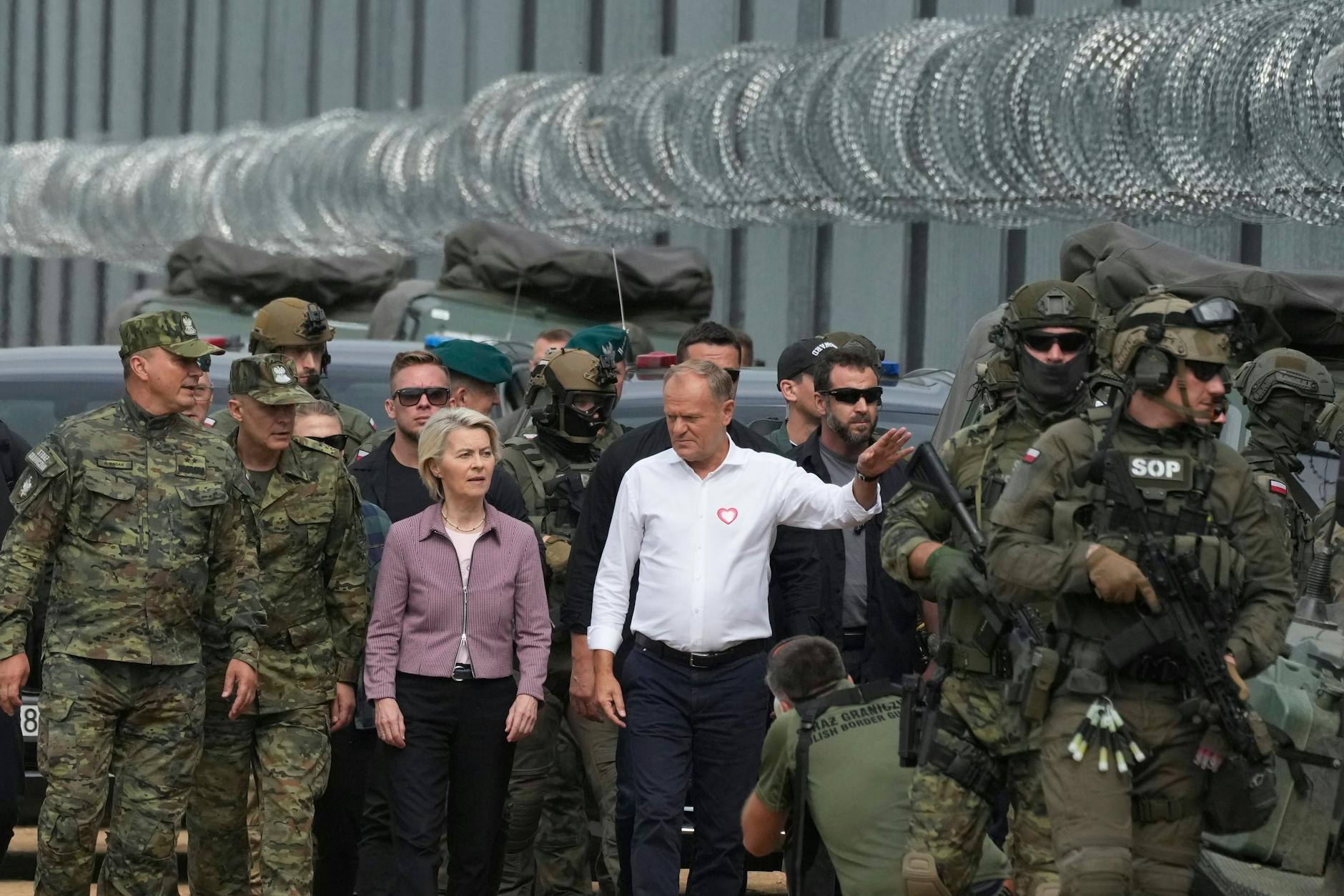 Besuch an der polnisch-belarussischen Grenze: Polens Regierungschef Donald Tusk und EU-Kommissionspräsidentin Ursula von der Leyen sprechen mit Grenzschutzbeamten.