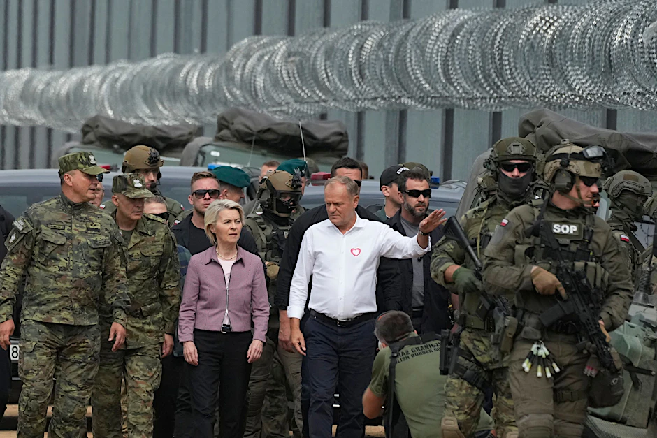 Besuch an der polnisch-belarussischen Grenze: Polens Regierungschef Donald Tusk und EU-Kommissionspräsidentin Ursula von der Leyen&nbsp; sprechen mit Grenzschutzbeamten.
