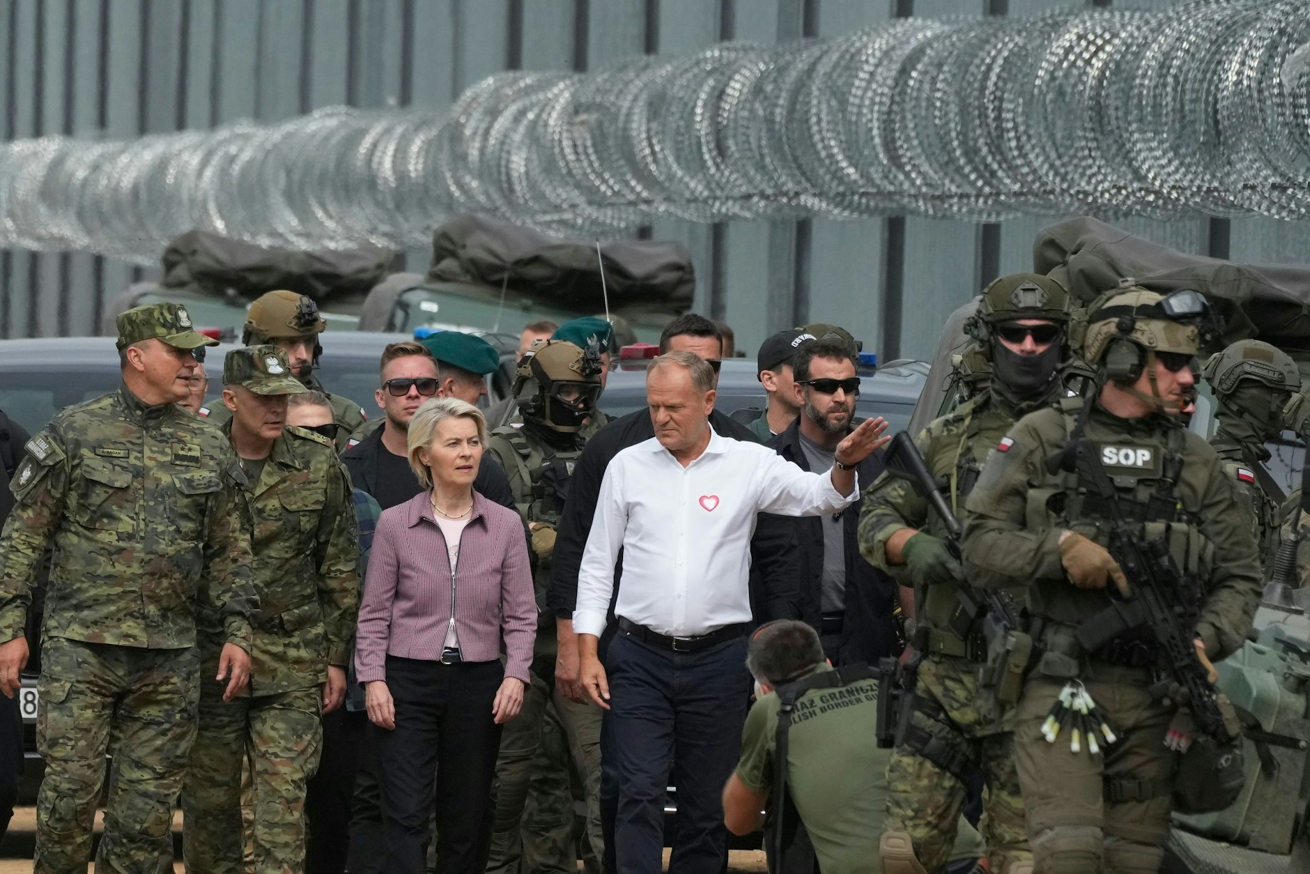 Besuch an der polnisch-belarussischen Grenze: Polens Regierungschef Donald Tusk und EU-Kommissionspräsidentin Ursula von der Leyen&nbsp; sprechen mit Grenzschutzbeamten.