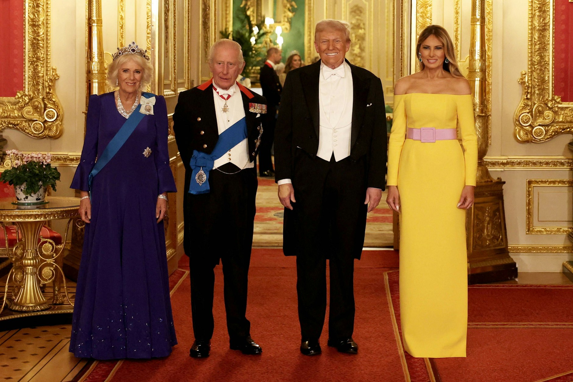 Blau und Gelb wie die ukrainische Flagge: Haben sich Königin Camilla und Melania Trump abgesprochen?