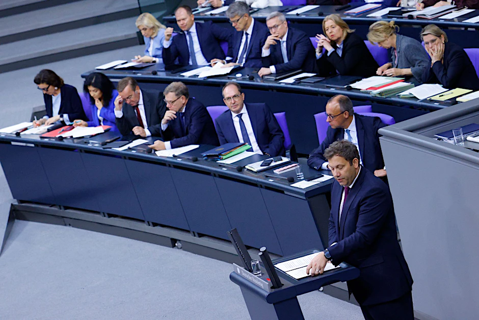 Bundesfinanzminister Lars Klingbeil (SPD) während der Haushaltswoche des Bundestages.